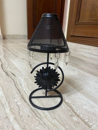 Portacandele in metallo nero con decorazioni in cristallo