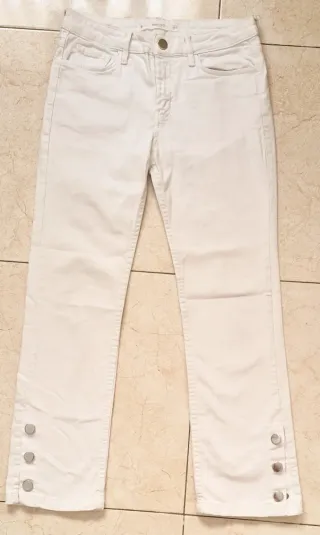 Pantalón acampanado blanco con botones de Mango