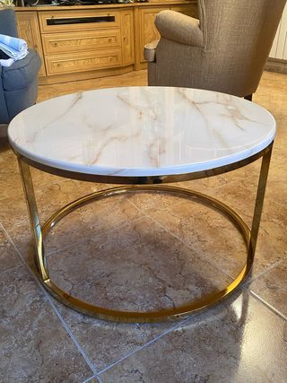 Tavolo da centro rotondo in marmo e oro