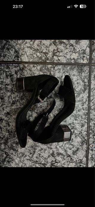 Tacones negros de ante