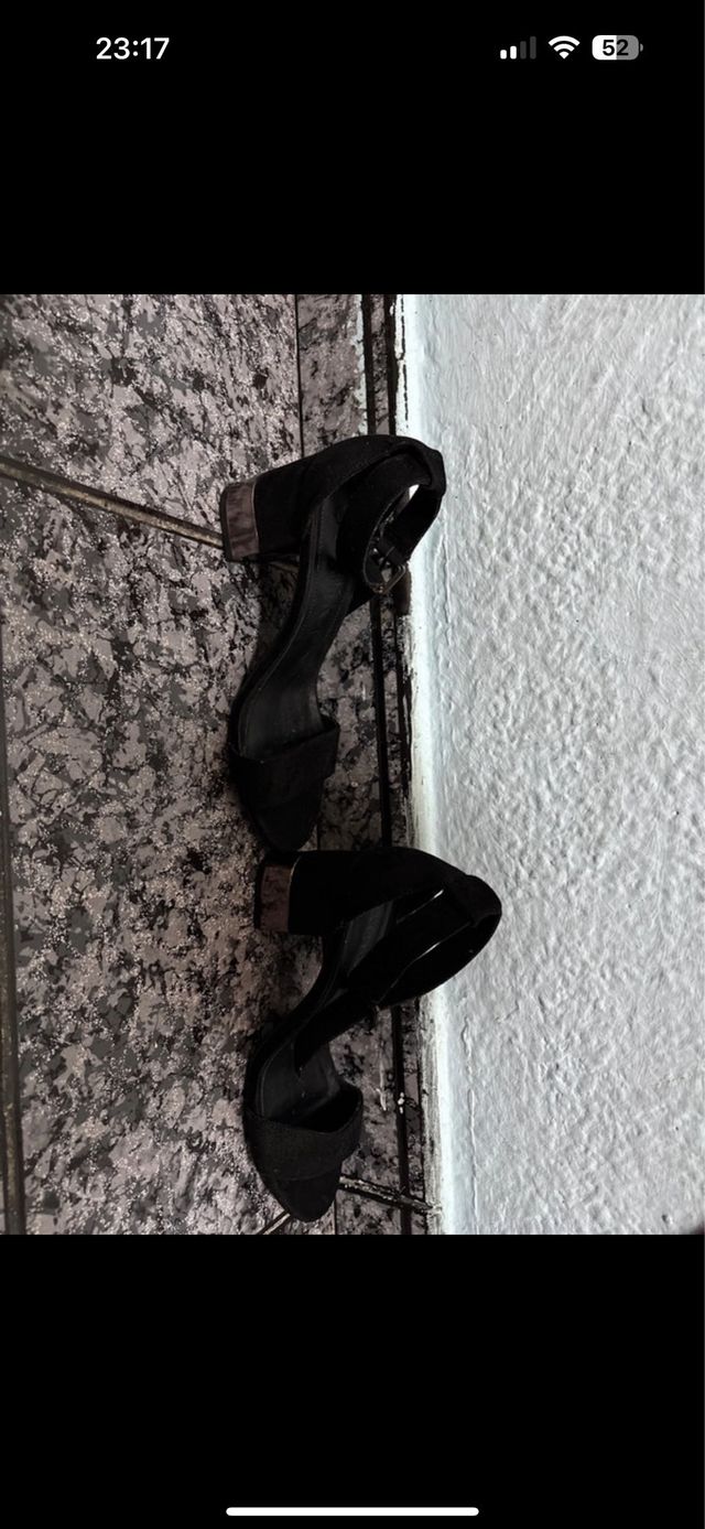 Tacones negros de ante