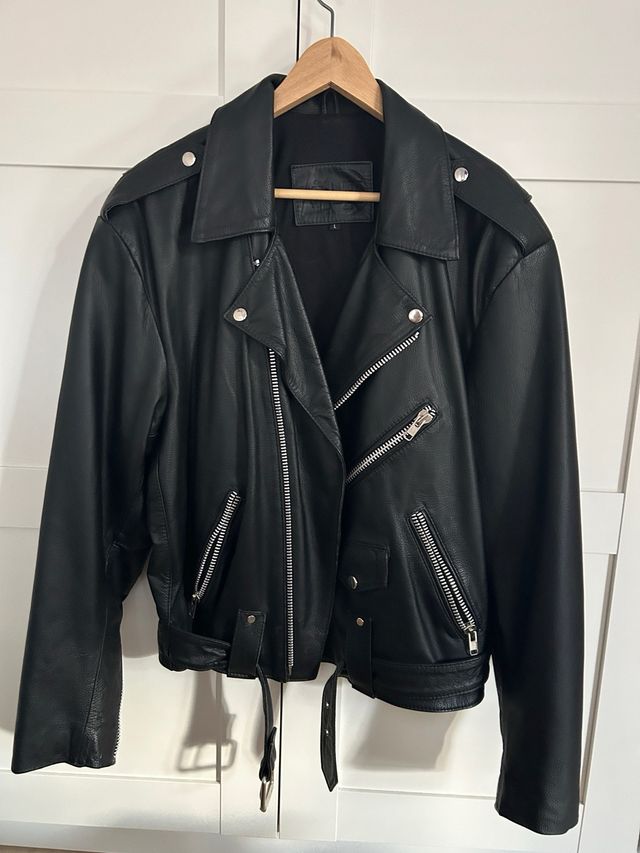 Chaqueta de cuero negra estilo motero