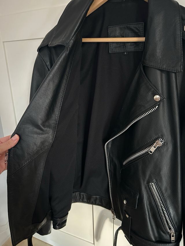 Chaqueta de cuero negra estilo motero