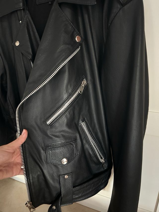 Chaqueta de cuero negra estilo motero