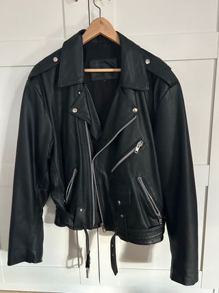 Chaqueta de cuero negra estilo motero para hombre