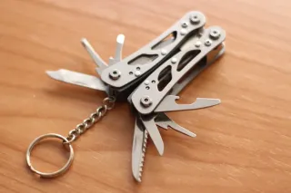 Multiherramienta Alicates Compacta.