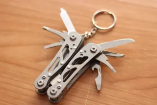 Multiherramienta Alicates Compacta.