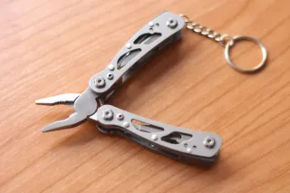 Multiherramienta Alicates Compacta.