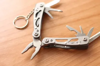 Multiherramienta Alicates Compacta.