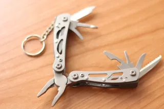 Multiherramienta Alicates Compacta.