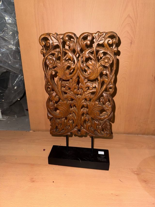 Tabla decorativa de madera tallada