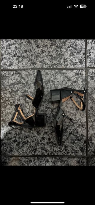 Zapatos de charol negros tacón