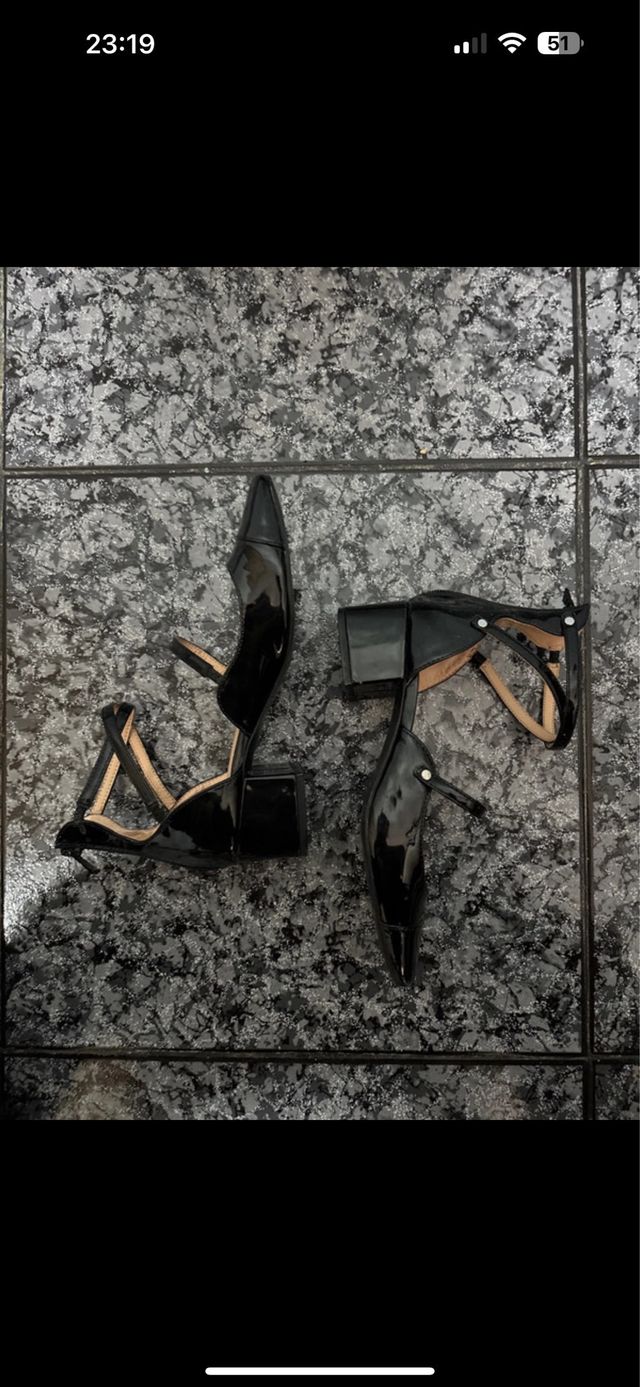 Zapatos de charol negros tacón