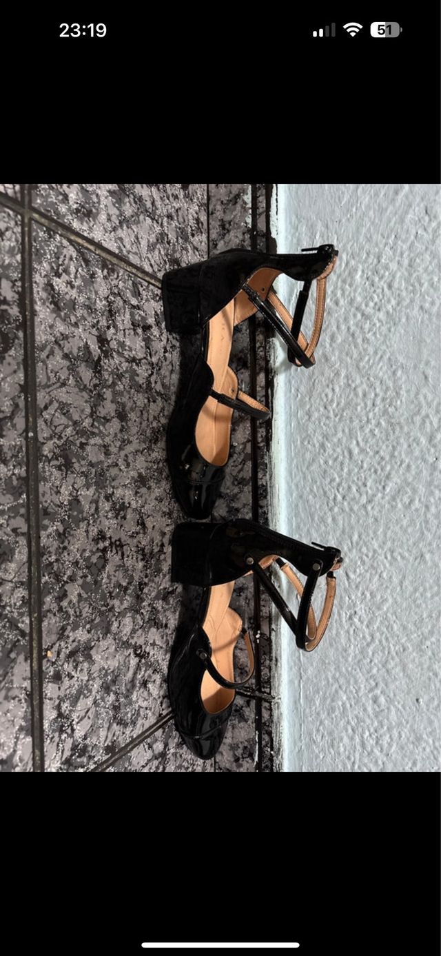 Zapatos de charol negros tacón