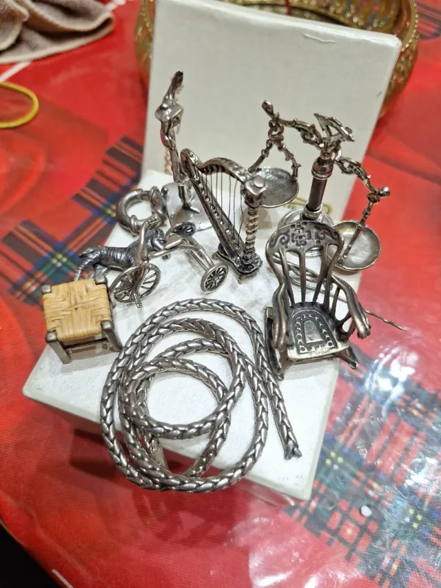 Oggettistica in metallo: bilancia, arpa, sedia