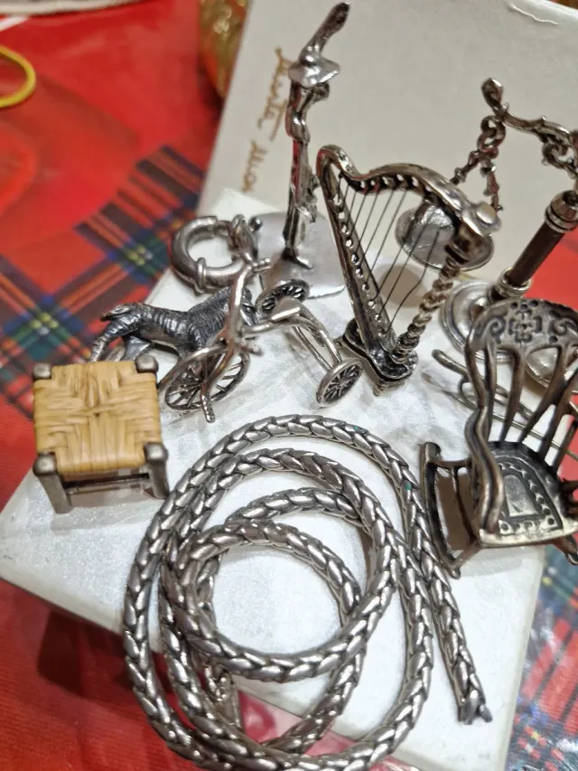 Oggettistica in metallo: bilancia, arpa, sedia