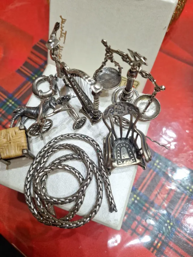 Oggettistica in metallo: bilancia, arpa, sedia