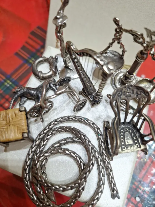 Oggettistica in metallo: bilancia, arpa, sedia