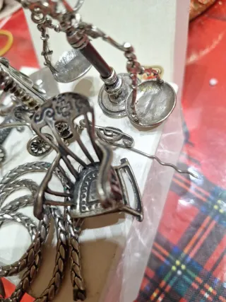 Oggettistica in metallo: bilancia, arpa, sedia