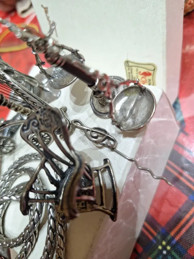 Oggettistica in metallo: bilancia, arpa, sedia