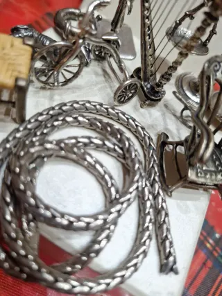 Oggettistica in metallo: bilancia, arpa, sedia