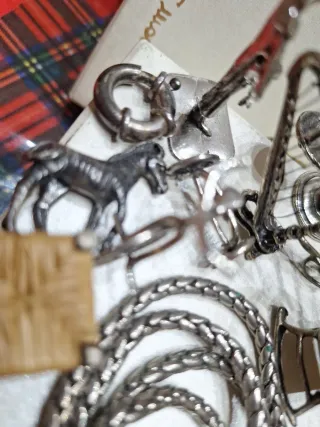 Oggettistica in metallo: bilancia, arpa, sedia