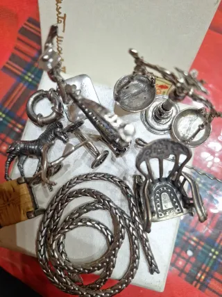 Oggettistica in metallo: bilancia, arpa, sedia