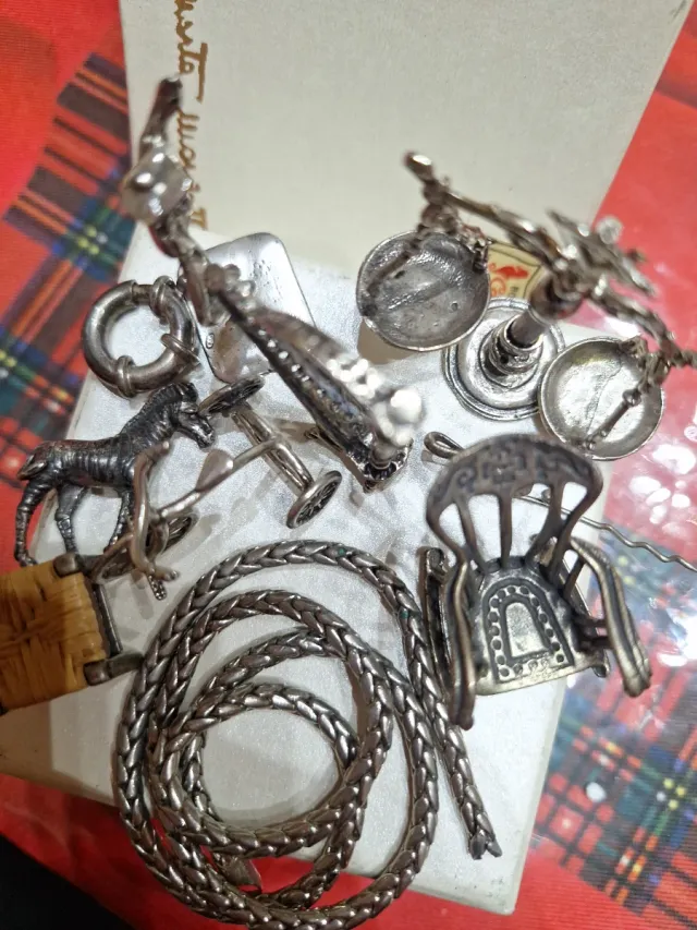 Oggettistica in metallo: bilancia, arpa, sedia