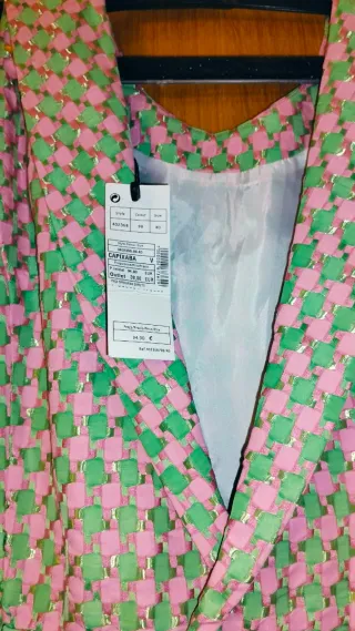 Vestido nuevo talla 40 Pequeño defecto corregido.