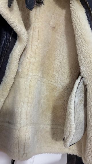 Cazadora de vuelo de piel y lana merina.