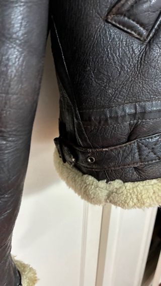 Cazadora de vuelo de piel y lana merina.