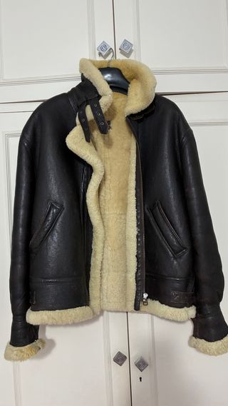 Cazadora de vuelo de piel y lana merina.