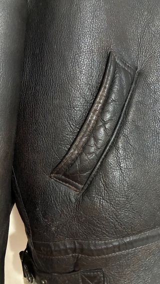 Cazadora de vuelo de piel y lana merina.