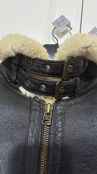 Cazadora de vuelo de piel y lana merina.