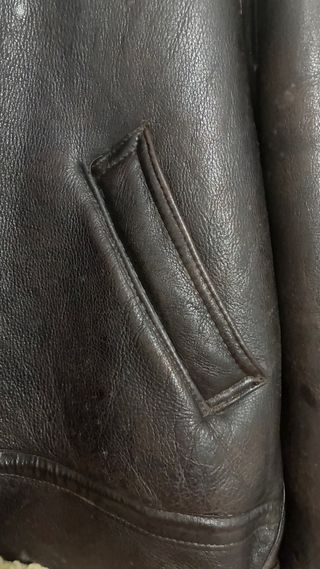 Cazadora de vuelo de piel y lana merina.