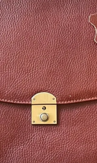 Maletín de Piel Marrón con Candado Dorado