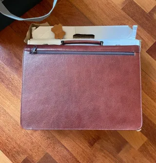 Maletín de Piel Marrón con Candado Dorado