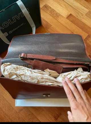 Maletín de Piel Marrón con Candado Dorado