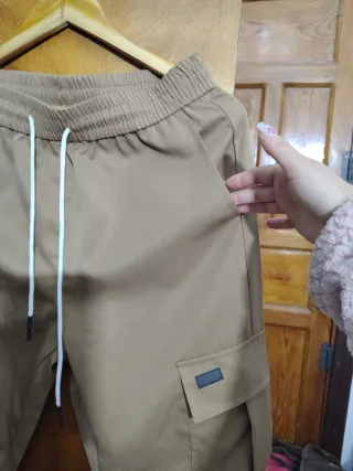 Pantalón cargo unisex beige