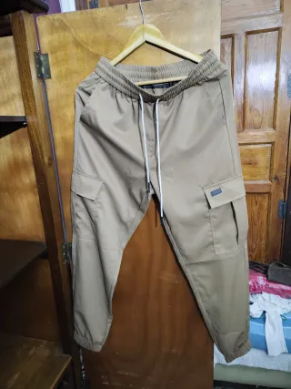 Pantalón cargo unisex beige