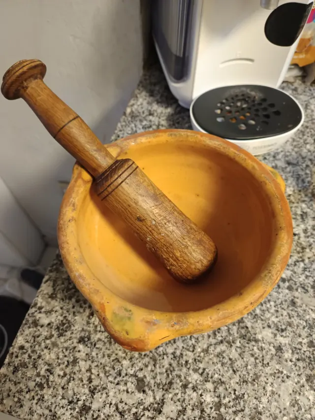 Antico mortaio in ceramica