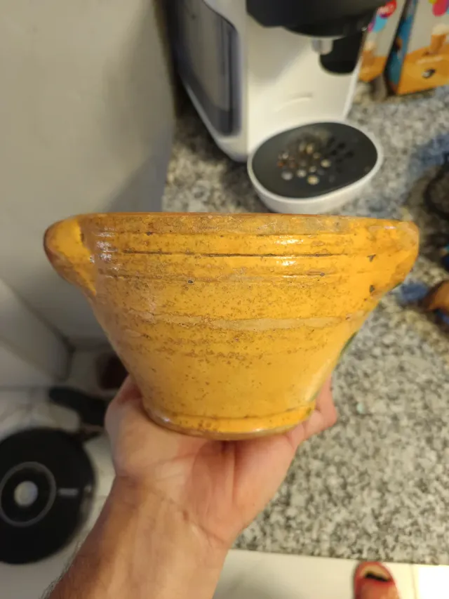 Antico mortaio in ceramica