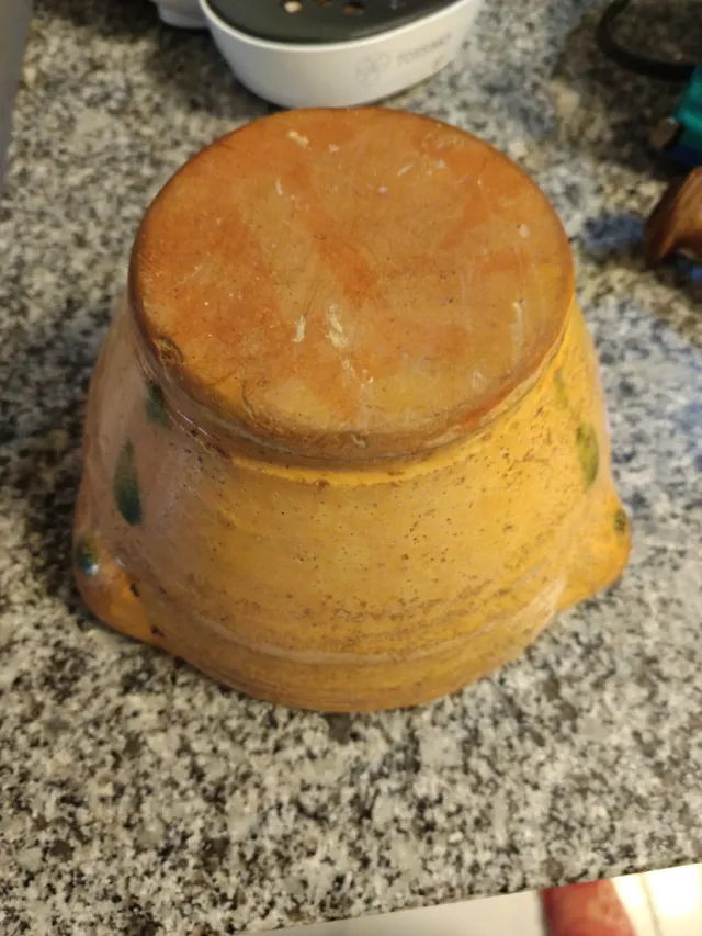 Antico mortaio in ceramica