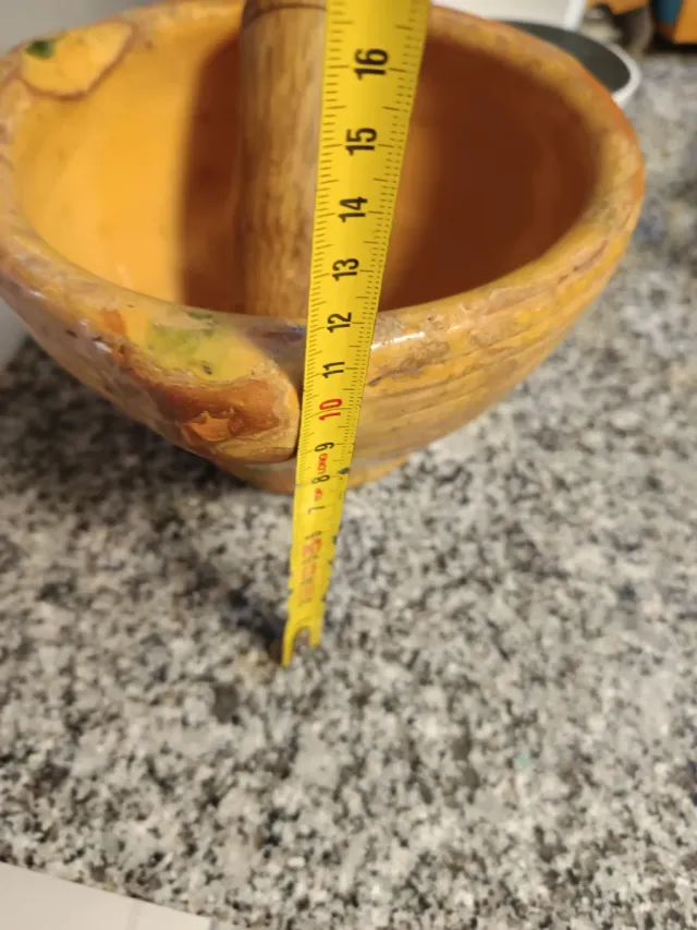 Antico mortaio in ceramica