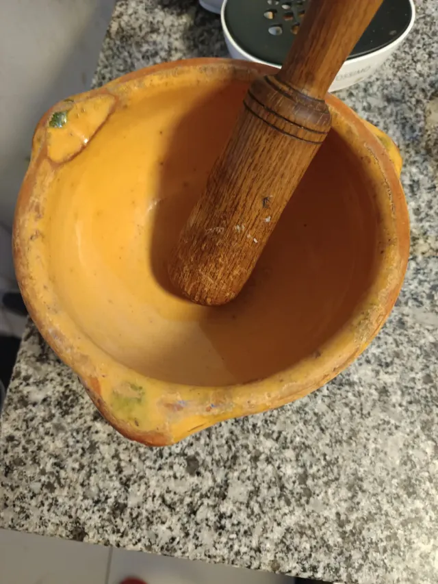 Antico mortaio in ceramica