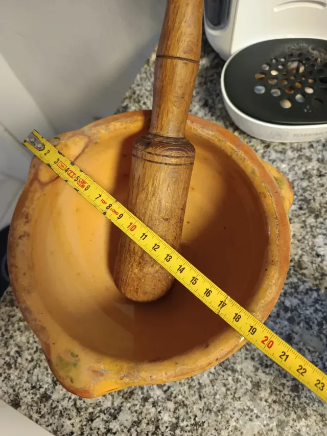 Antico mortaio in ceramica