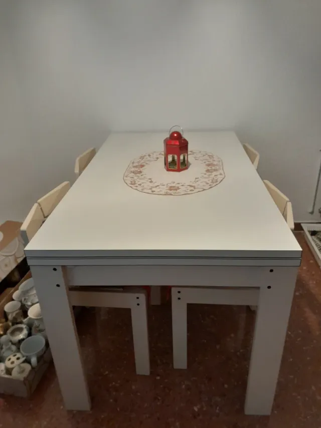 Mesa extensible blanca con 6 sillas