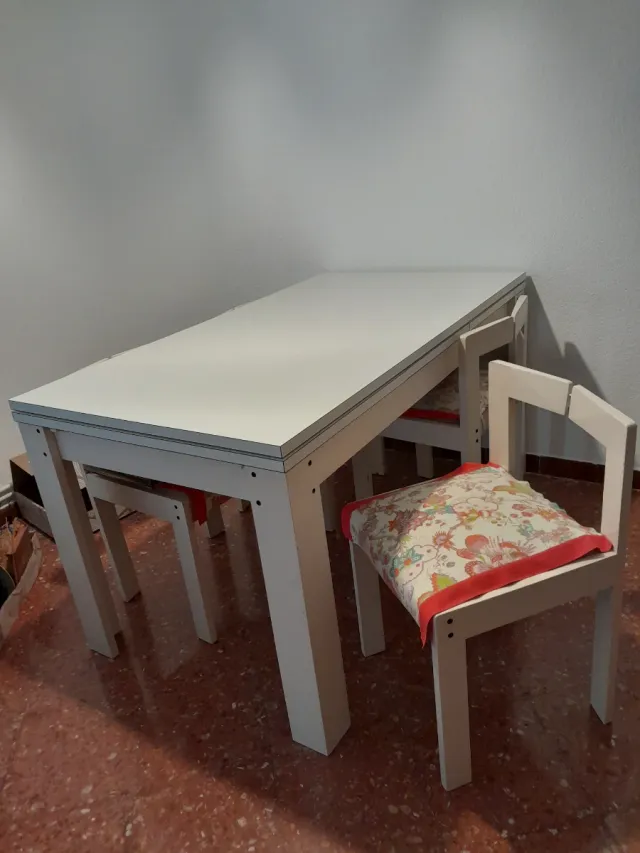 Mesa extensible blanca con 6 sillas