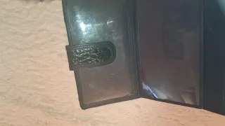 Cartera de piel negra con detalle cocodrilo