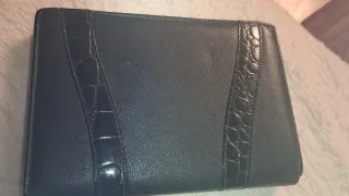Cartera de piel negra con detalle cocodrilo